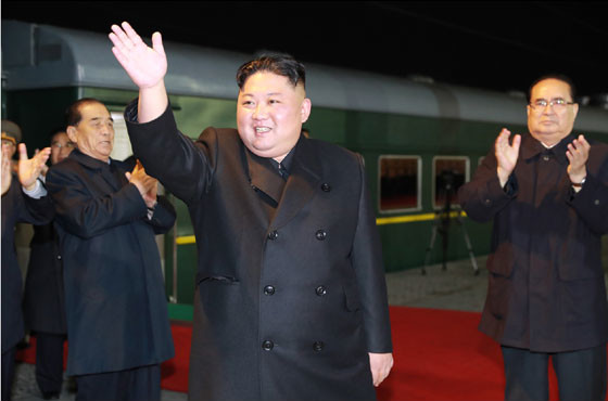 ロシアに向けて特別列車で出発する北朝鮮の金正恩委員長。北朝鮮のどこを出発したのかは明らかにされていない（写真は労働新聞から）