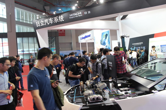 上海自動車ショーで日立ＡＭＳの展示を見る人たち