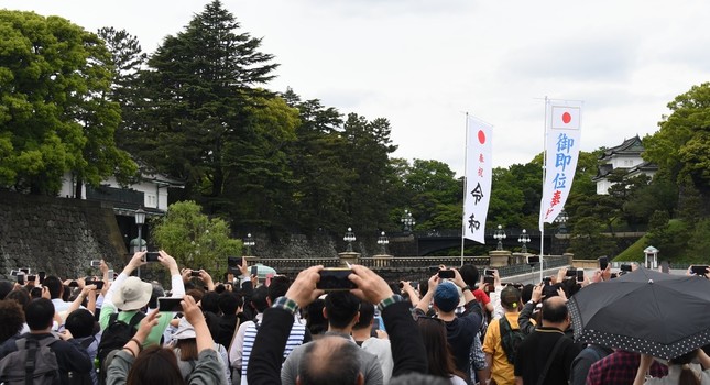 各局の中継にもたびたび登場した皇居前。令和元年を迎えた朝も、大勢の人が詰めかけた（5月1日撮影）。