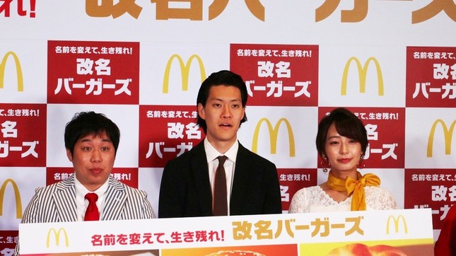 イベントに登場した霜降り明星と宇垣美里アナウンサー