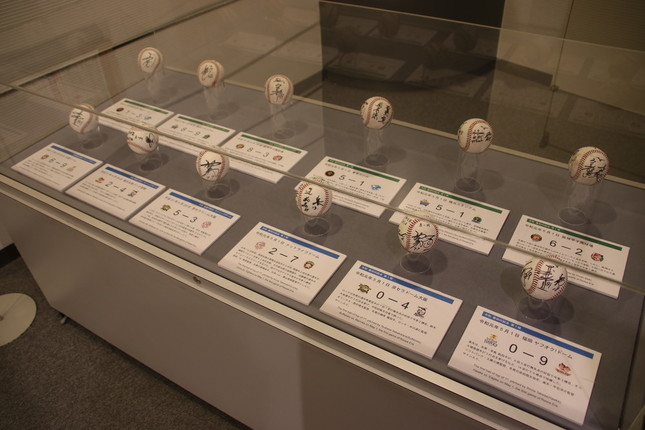 野球殿堂博物館には「平成最後」「令和初」のウイニングボール12球が展示されている