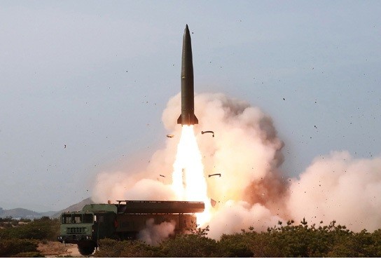 北朝鮮は5月4日に「大口径長距離ロケット砲と戦術誘導兵器」を発射したと発表した（写真は労働新聞から）
