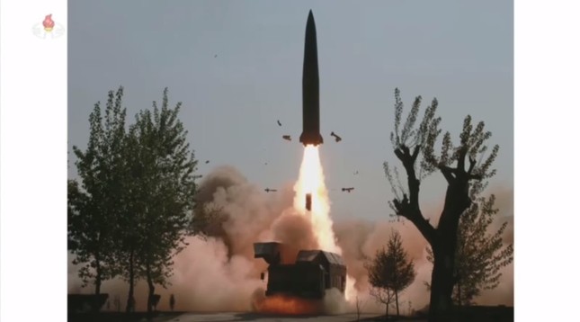 北朝鮮は「『複数の長距離打撃手段』の訓練」だと主張している。発射台からロケットのようなものが炎を上げながら打ち上げられる（写真は朝鮮中央テレビから）