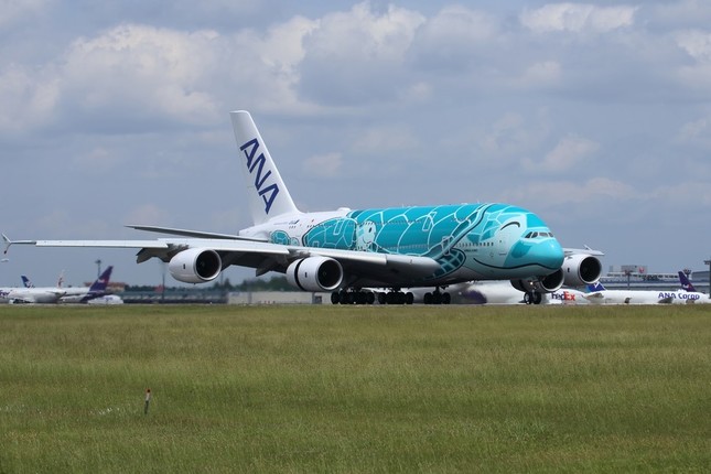 成田空港に着陸したエアバスA380型機の2号機。ハワイの「海」をイメージしたエメラルドグリーンで彩られた
