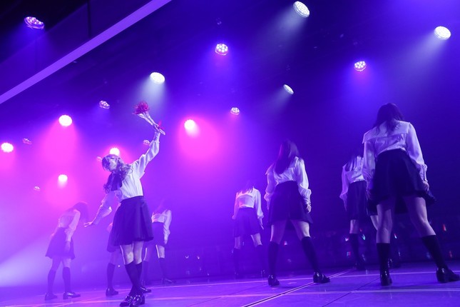 山口真帆さんらの卒業公演では欅坂46の「黒い羊」も披露された（c）AKS