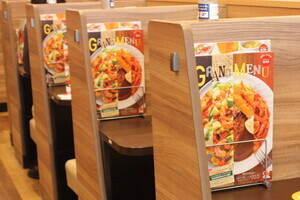 ガスト「ひとり客」向けボックス席が話題に　仕切り、電源、Wi-Fi...まるでネットカフェ