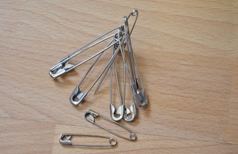 安全ピンを使うのは是か非か（写真はイメージ）