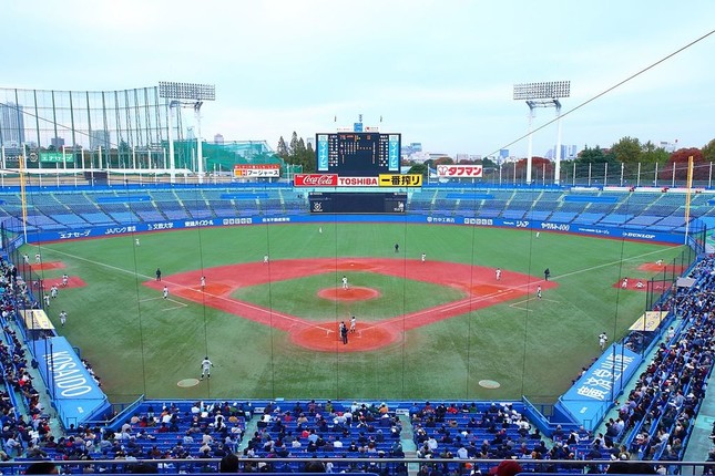 神宮球場（Kakidai氏撮影：Wikimedia Commonsから）