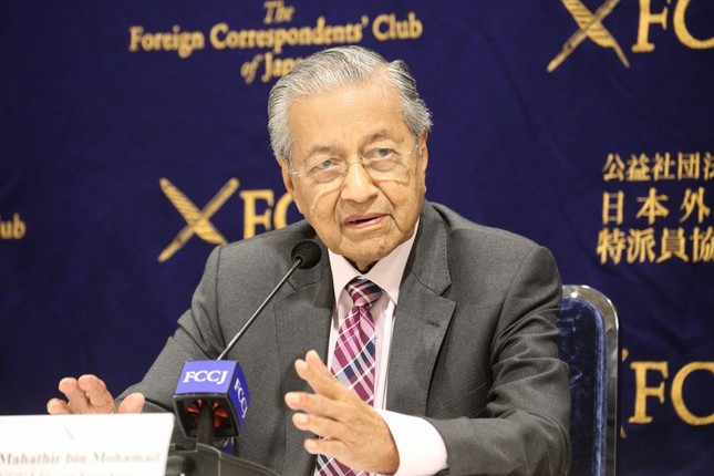 日本外国特派員協会で記者会見するマレーシアのマハティール首相（93）