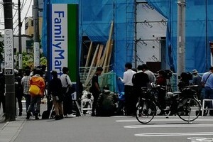 車道を歩かされる通行人も...　川崎殺傷現場、居座るマスコミへの不評