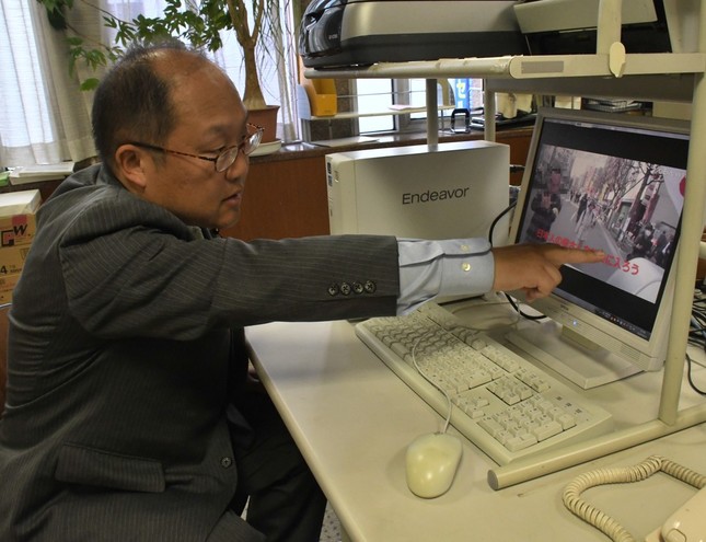 取材を受ける藤原区議（画像一部加工）