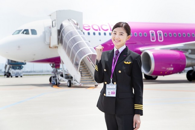 連続ドラマ「ランウェイ24」では、モデルの朝比奈彩さんがピーチの副操縦士「井上桃子」を演じる（c）ABCテレビ