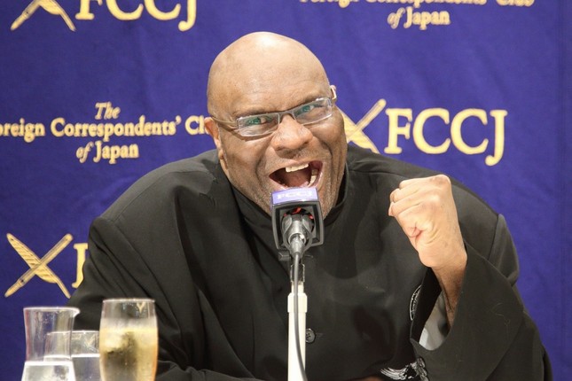 記者会見するボブ・サップさん