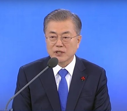 文大統領は2019年の年頭会見で日本批判を展開した（画像は韓国大統領府の動画から）