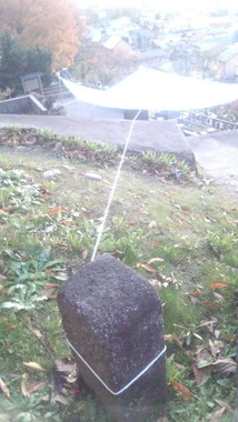 飯盛尚子さんの2012年11月の投稿より。墓石にロープがくくりつけられた