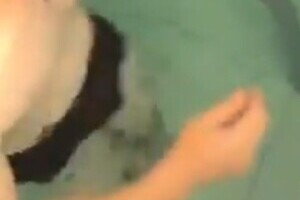 マンションの「受水槽で泳いでま～す」動画　黒パンツ男に非難殺到