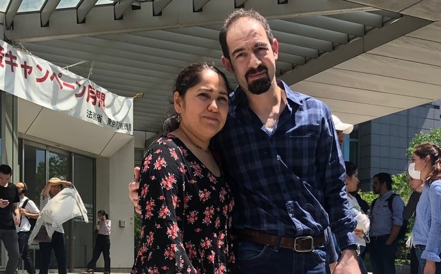 仮放免されたメメットさん（右）と妻のヤスミンさん