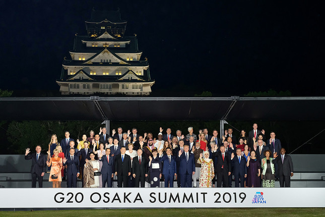G20大阪サミットでの集合写真。バックに大阪城が写る（外務省の特設サイトより）