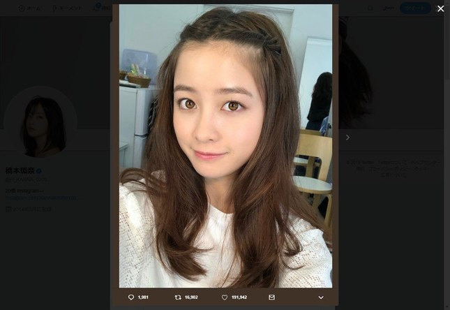 200万フォロワー達成報告とともに公開された「デコ出しショット」（ツイッターより）
