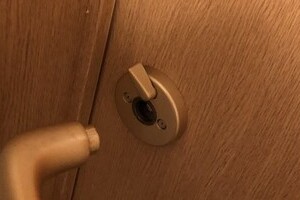 トイレのドアノブ壊れて閉じ込められた！　どうすればいい？経験者に話を聞くと...