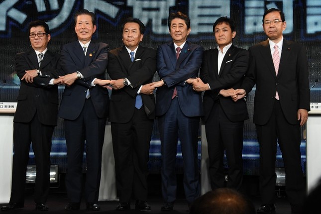 立憲民主党の枝野幸男代表（左から3番目）は6月30日のネット党首討論で、野党統一候補は自衛隊違憲の主張はしないとの見方を示していた