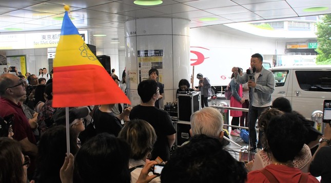 地下には大勢の人が集まった