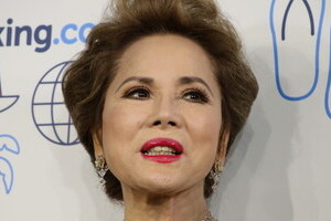 デヴィ夫人直筆「二宮和也」に反響　「すごく上手でびっくりしました」