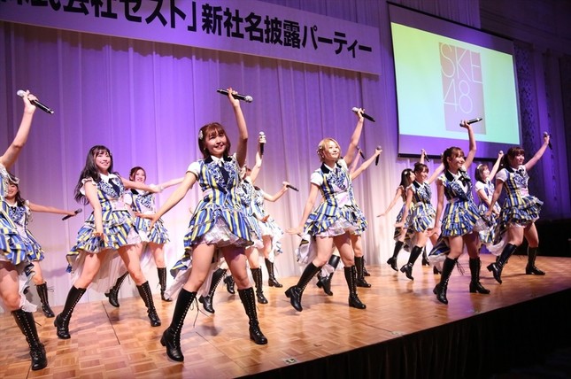 招待客らを前にパフォーマンスを披露するSKE48メンバー （c）2019 Zest,Inc.