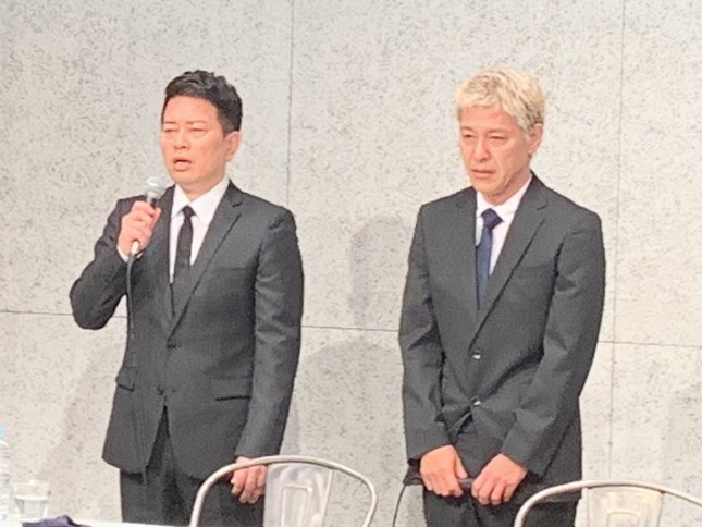 謝罪会見に臨んだ宮迫さんと田村さん（2019年7月20日撮影）