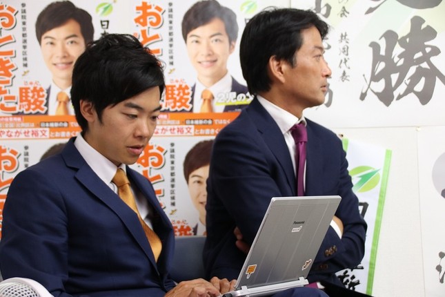 開票を見守る音喜多駿氏（左）と柳ケ瀬裕文氏