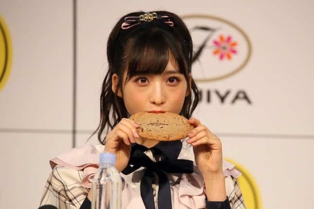 巨大なカントリーマアムをほおばるAKB48の小栗有以さん