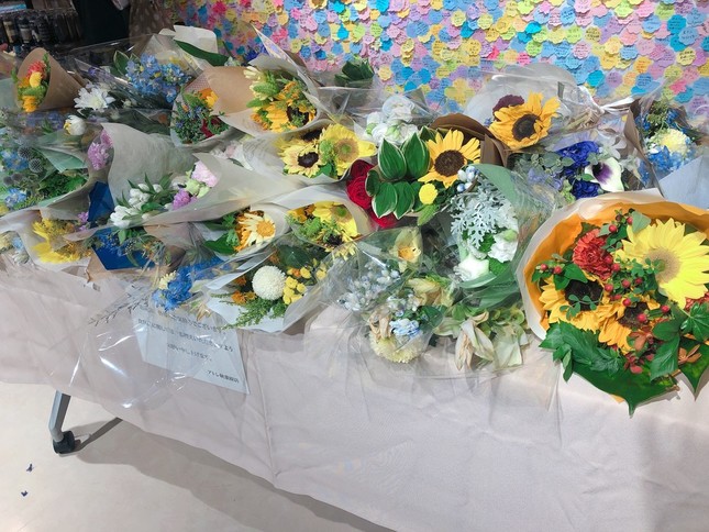 献花台（食品はNG）（2019年7月25日20時半過ぎ撮影）