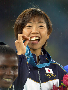 シドニー五輪で金メダルに輝いた際の高橋尚子選手。メダルを噛む姿が多くの人の印象に残った（写真：AFP/アフロ）