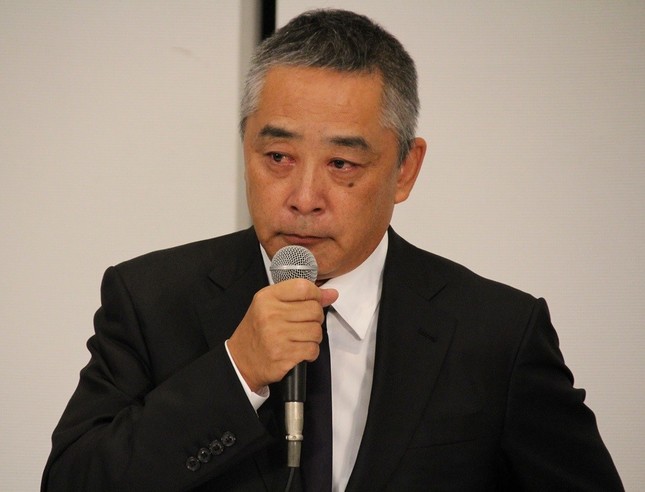 記者会見で謝罪する岡本昭彦社長（2019年7月22日撮影）