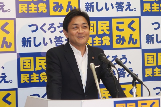 国民民主党の玉木雄一郎代表は表情を崩しながら祝福の言葉を贈っていた

