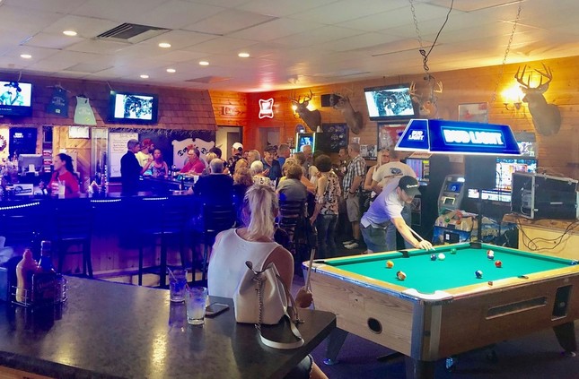 ウィスコンシン州の町での同窓会の様子。バーの壁には鹿のはく製が飾られている。