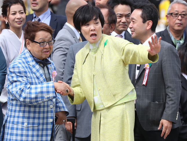 2017年、「桜を見る会」で安倍昭恵氏と握手する高木ブーさん（写真：つのだよしお/アフロ）