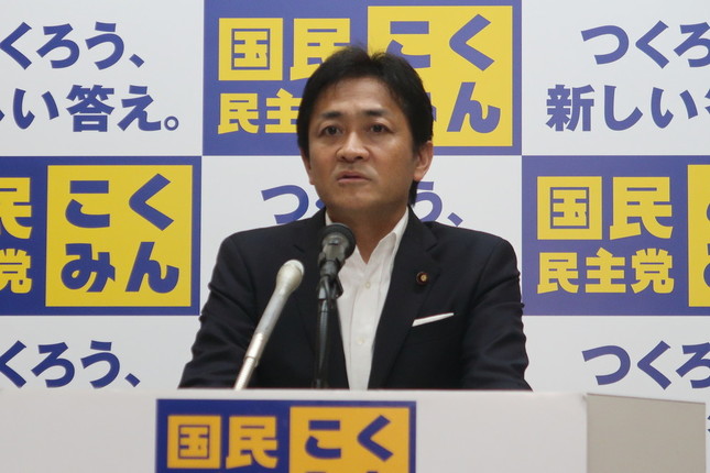 定例会見に臨む国民民主党の玉木雄一郎代表。「メディアの皆さんにも頑張っていただきたい」と記者団に奮起を促す場面もあった