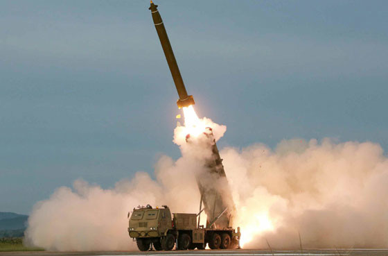北朝鮮側の発表によると、8月24日に発射したのは「新たに研究、開発した超大型ロケット砲」だった。韓国側は、今回の発射との関連を分析している（写真は労働新聞ウェブサイトから）