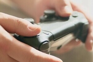 孤立の成田空港で「徹夜ゲーム」に「盗電」批判　プロゲーマーが謝罪