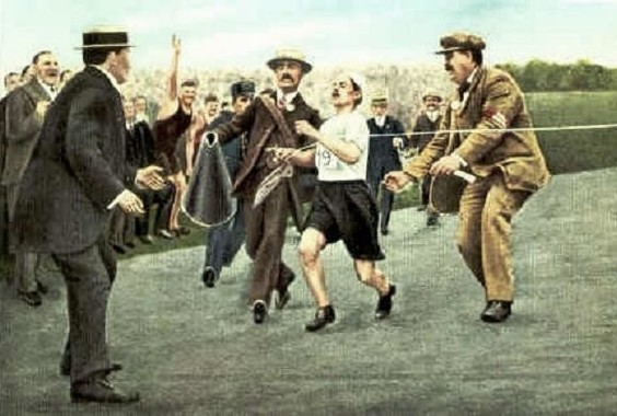 1908年ロンドン五輪マラソン。イタリア代表のドランド・ピエトリ選手は首位でスタジアムに入るも昏倒。周囲の助けを借りながらゴールしたが、失格となった（Wikimedia Commonsより）