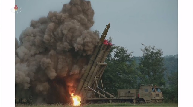 1発目が発射される様子。残りの3つには赤い蓋がついている（写真は朝鮮中央テレビから）