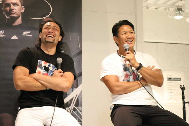 お互い笑みを浮かべながら談笑する大野均選手（左）と菊谷崇さん