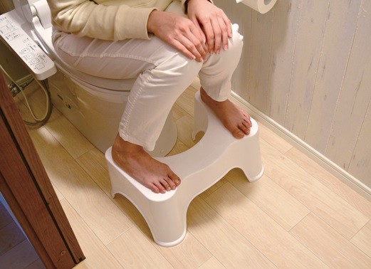 洋式便器用のサポート足置き台の使い方は、こんな感じ（シービージャパン提供のプレスリリースより）