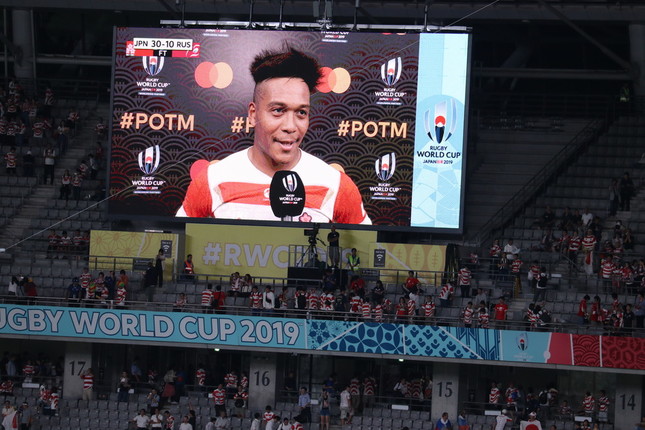 開幕戦でMVPを取り、インタビューに答える松島幸太朗選手