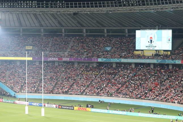 開幕戦となった東京スタジアム（調布市）では、日本代表ジャージを着た多くのファンが詰めかけた