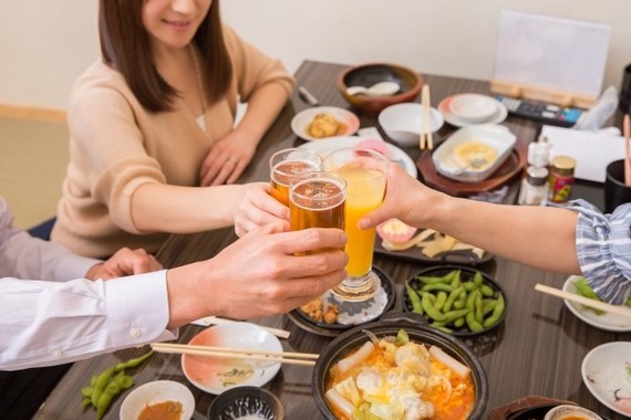 飲み会で「敬語使わなくていいよ」と言われるのはつらい――？