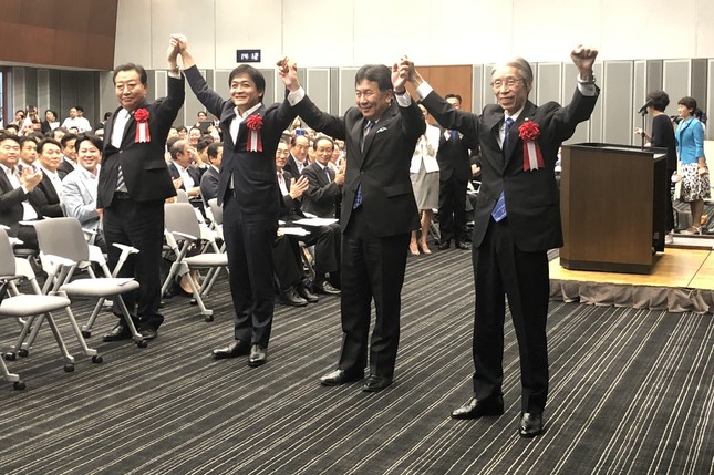 統一会派で政権交代は近づくか（左から社保・野田佳彦代表、国民・玉木雄一郎代表、枝野氏、社民・又市征治党首）