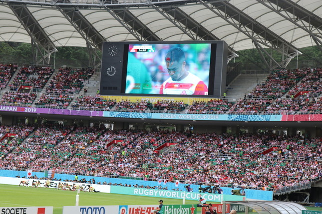 2019年9月28日に行われたアイルランド戦で、スタジアム内の大型ビジョンに映し出されるSO田村優選手。W杯のロゴとクロスオーバーしていく粋な演出だった