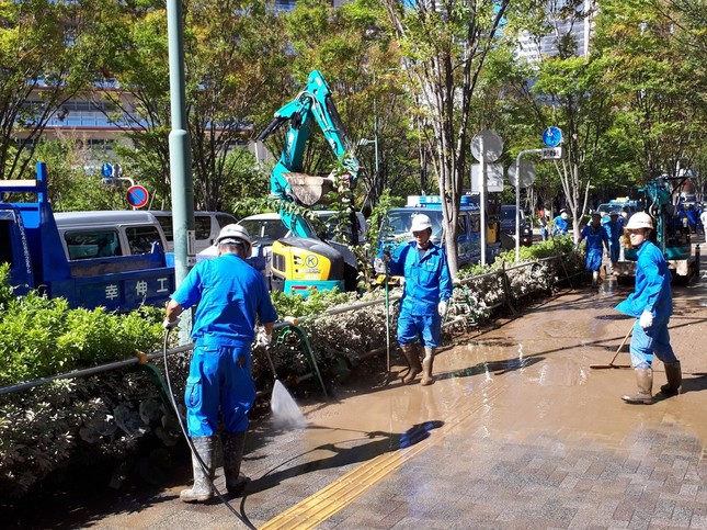 神奈川県川崎市では、前夜冠水した道路の清掃作業が行われていた